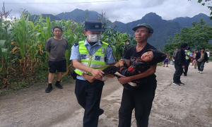 民警化为“医务人员”及时救助一名受伤小孩