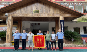 民警危难之时救援 群众当面赠送锦旗