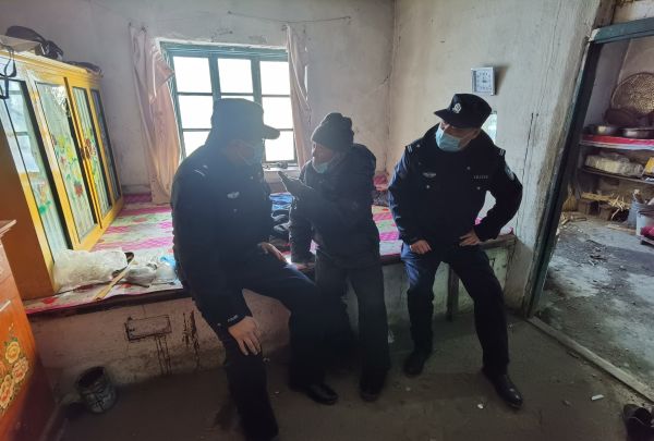 民警与老人交流.jpg