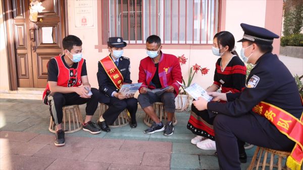 深入文化广场普及法律法规 1.jpg