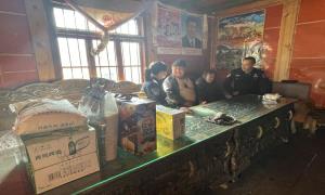 走访慰问困难群众 构建和谐警民关系