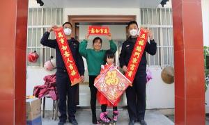 花桥坝边境检查站开展“走访慰问·送新春祝福”警民一家亲活动