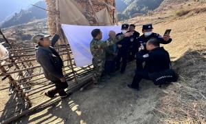 “窗口”开到百姓家 民警上门办证让服务更有“人情味”