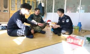 寒冬送温暖 警民一家亲