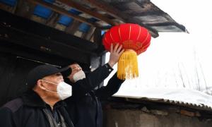 民警上门送喜庆 浓浓年味进万家