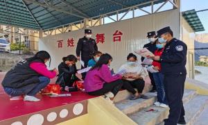称杆边境派出所深入辖区开展普法宣传活动