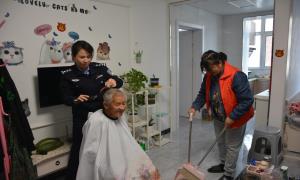 重阳送温暖 民警敬老献爱心