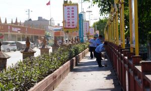 瑞丽出入境边防检查站银井分站积极参与驻地“环境卫生共整治、喜迎州庆70周年”活动