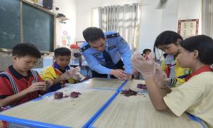 罗湖出入境边防检查站支教民警与山区孩子们欢度中秋