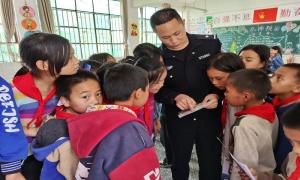 站好“护学岗”  筑牢“安全网”