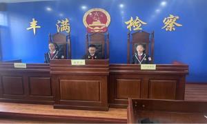 小学生变身“检察官” 模拟法庭开启沉浸式法治第一课
