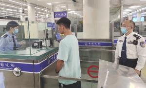 广西三江旅客由衷致谢皇岗出入境边防检查站民警暖心帮扶助力乡村振兴