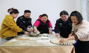 警民同乐包饺子 温情满满迎立冬