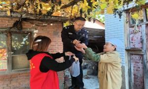 当好群众“贴心人”民警为独居老人送“温暖”