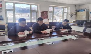 民警走进村屯 品读红色书籍