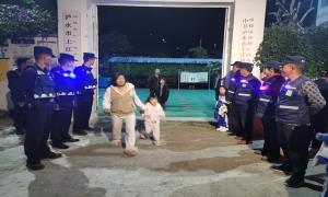 夜间“护学岗”，警灯照亮学子回家路