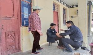 民警上门为群众拍摄“最美身份证”