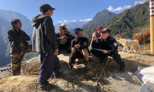 洛本卓边境派出所深入辖区走访群众知民情
