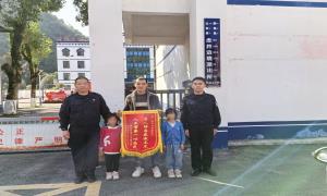 两女孩贪玩“失踪”  民警循声找回