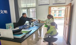立足户籍小窗口 做优便民大服务