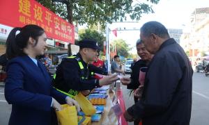 摆摊式宣传 趣味性普法 筑牢全民防护网