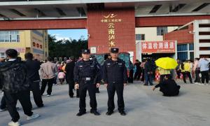 上江边境派出所常态化站好“护学岗”