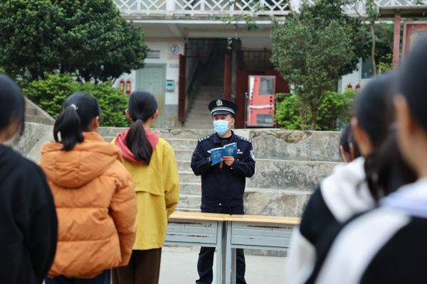 马健将讲台搬上操场.jpg