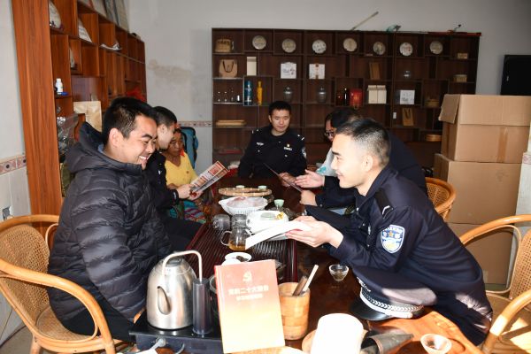 民警向驻地百姓宣讲党的二十大精神.jpg