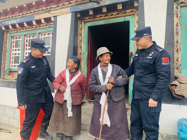 sh民警走访慰问辖区聋哑老人.jpg