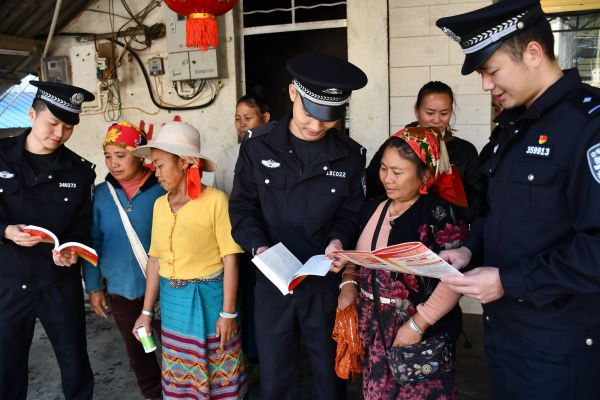 民警正在为布朗族群众讲解.jpg