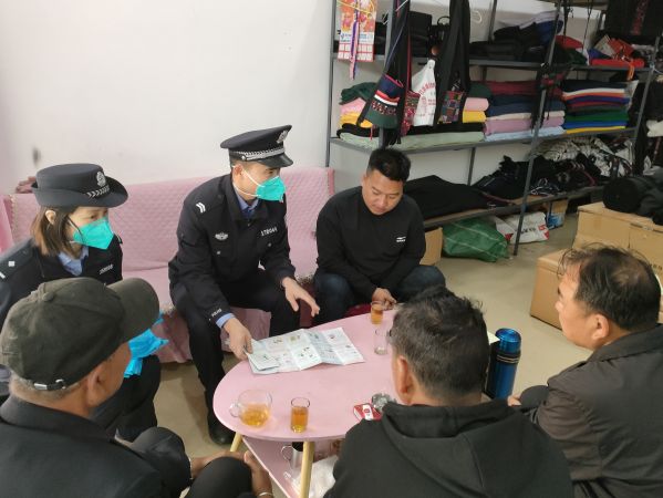 警 民警到百姓家中开展反诈普法宣传.jpg