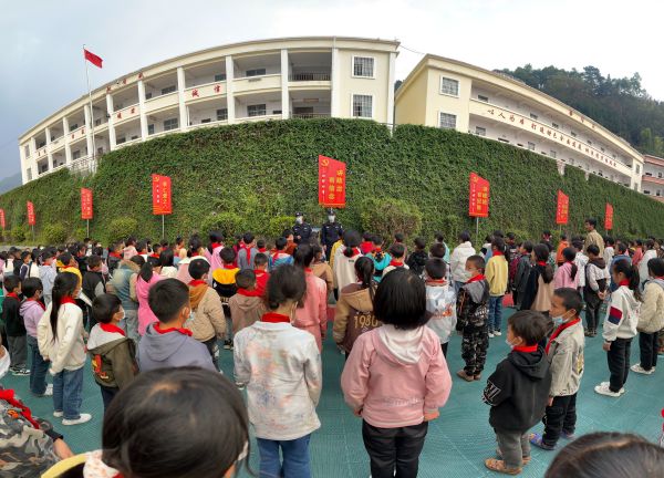 “大手拉小手，普法伴成长”——移民管理警察走进校园开展“开学第一课”活动 (3).jpg