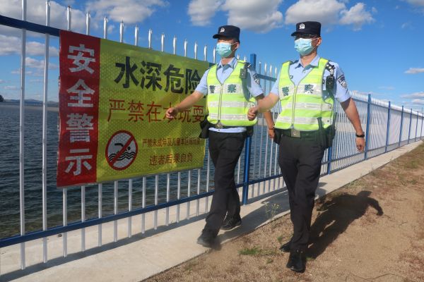图为民警在深水湖边进行安全巡逻.jpg