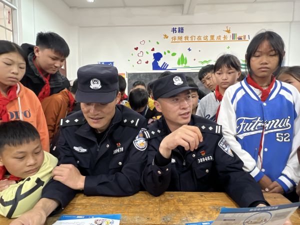 “大手拉小手，普法伴成长”——移民管理警察走进校园开展“开学第一课”活动 (2).jpg