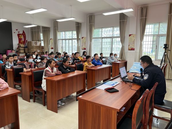 刘荣平在南溪小学和孩子们授课.jpg