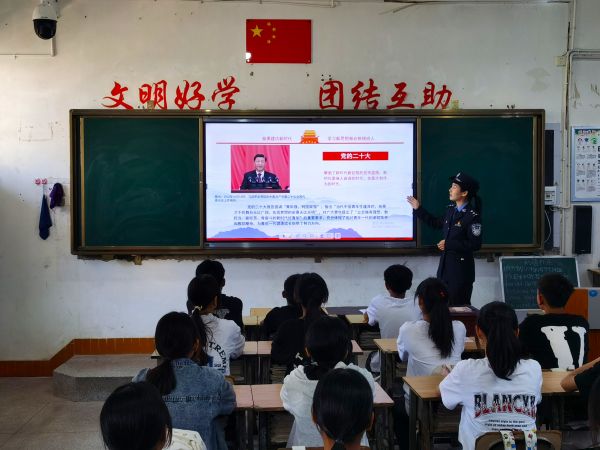 打洛边检民警送上开学第一堂思政课 (2).jpg