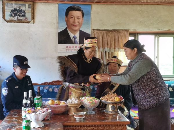 shouhu 民警到群众家走访，与群众一起吃古突.jpg