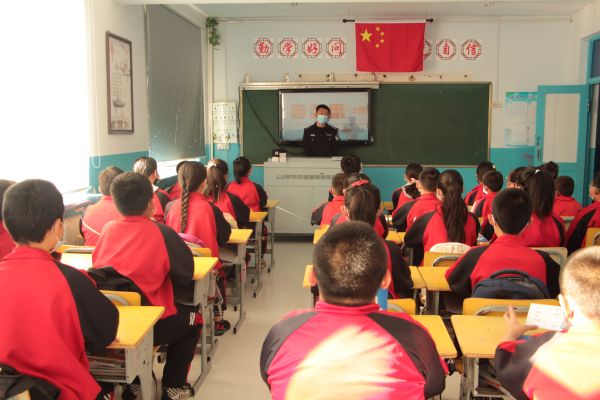 图为派出所民警为学生进行法制教育.jpg