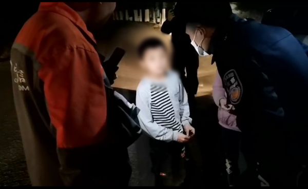 无人机热成像、警犬循味、巡逻车喊话，民警荒野硬核找人 (2).jpg