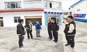 两男孩翻山越岭见网友，深夜被困！网格员和民警接力援助