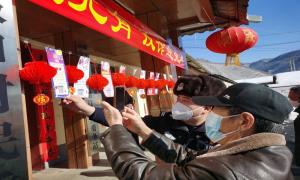 四道沟边境派出所元宵佳节向辖区群众奉献“警味元宵”