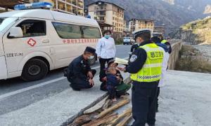 洛本卓边境派出所联合古登交警中队救助1名道路交通事故受伤的儿童