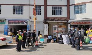 用心站好“护学岗” 用行守护“平安路”