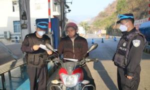 花桥坝边境检查站开展交通安全“警”相伴宣传活动