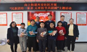 反诈灯迷进社区 民俗宣传两不误