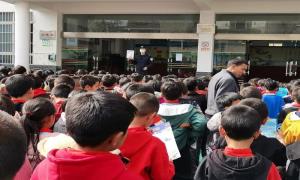 鲁掌边境派出所进校园开展反恐防暴演练及反恐普法活动