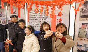 猜灯谜 观影片 警民欢乐“庆元宵”