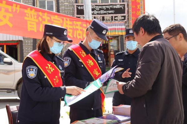 派出所民警到辖区街面宣讲反诈知识.jpg