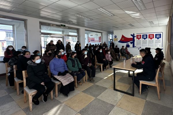 派出所民警现场宣讲反诈知识2.jpg