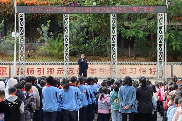 民警进校开展法治宣传.jpg